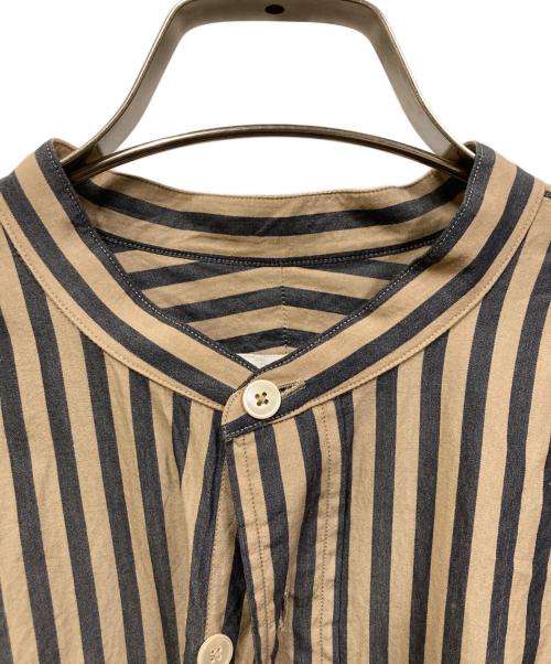 COMOLI（コモリ）COMOLI (コモリ) ストライプバンドカラーシャツ ネイビー×ベージュ サイズ:2の古着・服飾アイテム
