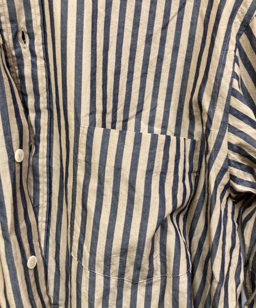 COMOLI（コモリ）COMOLI (コモリ) ストライプバンドカラーシャツ ネイビー×ベージュ サイズ:2の古着・服飾アイテム