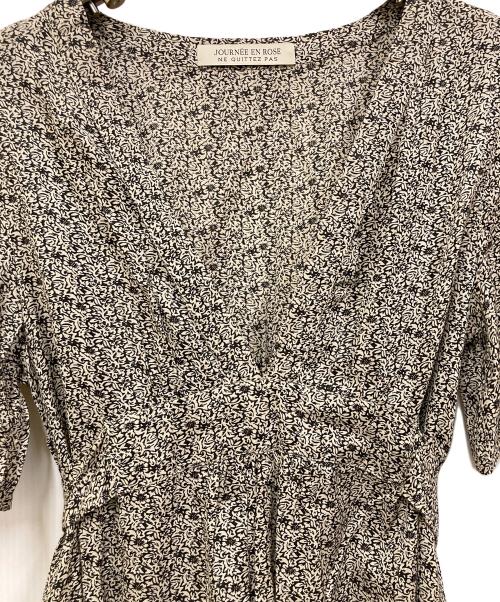 ne quittez pas（ヌキテパ）ne quittez pas (ヌキテパ) JOURNEE EN ROSE (ジュルネアンローズ) フロントタックフラワープリントワンピース ホワイト×ブラック サイズ:-の古着・服飾アイテム