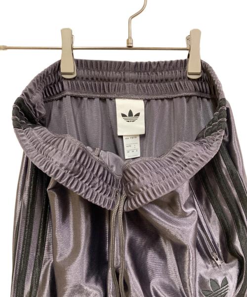 adidas（アディダス）adidas (アディダス) ファイヤーバード アディカラー メタリック トラックパンツ シルバー サイズ:Mの古着・服飾アイテム