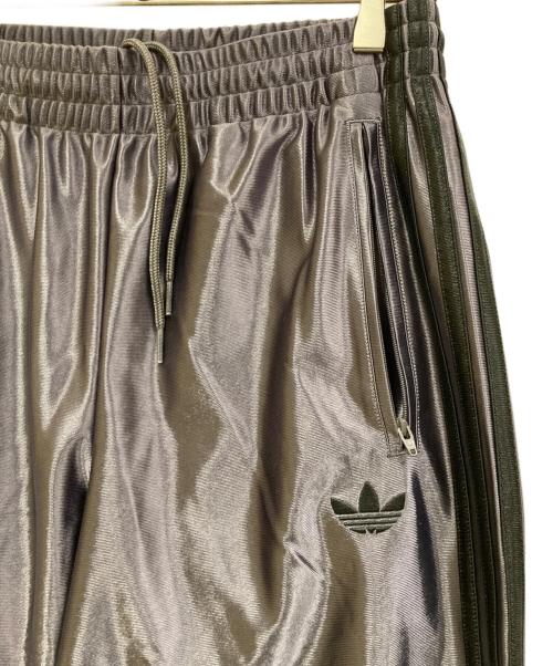adidas（アディダス）adidas (アディダス) ファイヤーバード アディカラー メタリック トラックパンツ シルバー サイズ:Mの古着・服飾アイテム