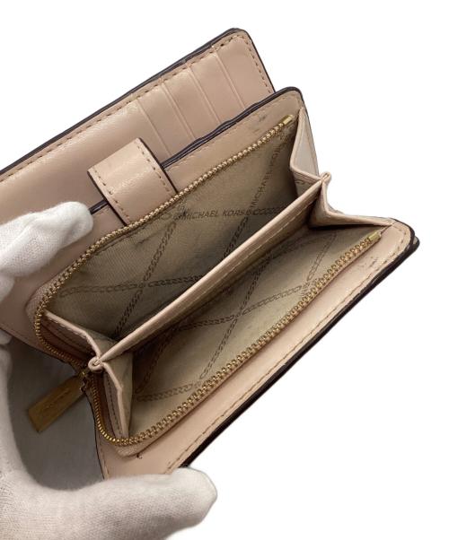 MICHAEL KORS（マイケル・コース）MICHAEL KORS (マイケル・コース) MK チャーム シグネチャー ミディアム タブ L ジップ ウォレット ブラウンの古着・服飾アイテム
