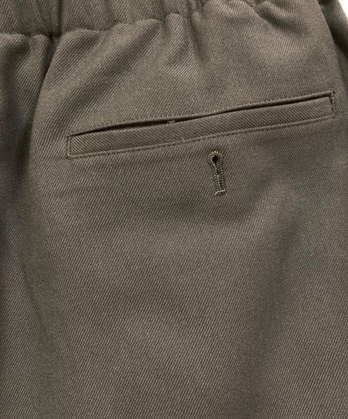MARKA（マーカ）MARKA (マーカ) STUDIOUS (ステュディオス) 〈別注〉 TWO TUCK STRAIGHT EASY PANTS グレー サイズ:2の古着・服飾アイテム