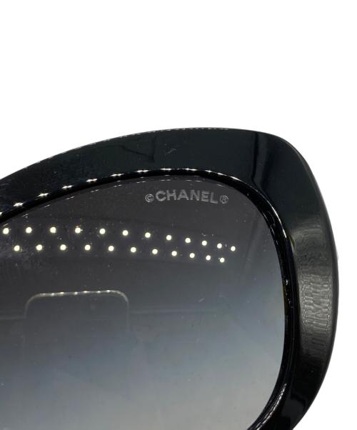 CHANEL（シャネル）CHANEL (シャネル) パールサングラス ブラック サイズ:56□17の古着・服飾アイテム