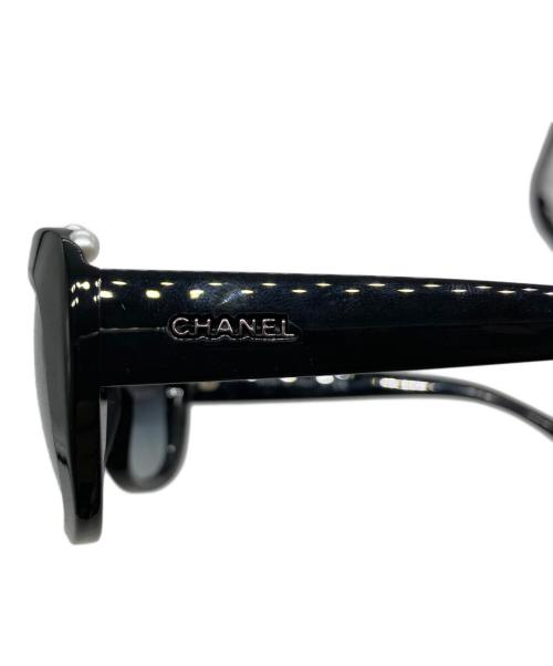 CHANEL（シャネル）CHANEL (シャネル) パールサングラス ブラック サイズ:56□17の古着・服飾アイテム