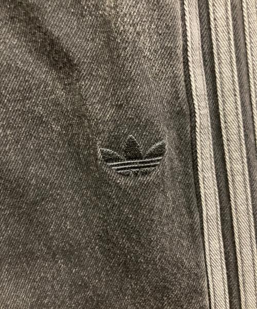 adidas（アディダス）adidas (アディダス) アディカラー デニム スリーストライプス トラックパンツ ブラック サイズ:W30の古着・服飾アイテム