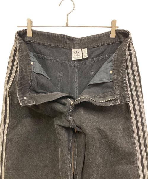 adidas（アディダス）adidas (アディダス) アディカラー デニム スリーストライプス トラックパンツ ブラック サイズ:W30の古着・服飾アイテム