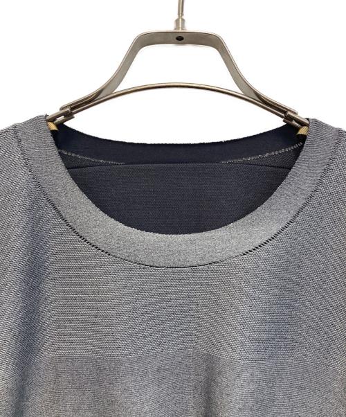 A-POC INSIDE PLEATS PLEASE（エーポック・インサイド・イッセイミヤケ）A-POC INSIDE PLEATS PLEASE (エーポック・インサイド・イッセイミヤケ) 7分袖カットソー グレー サイズ:3の古着・服飾アイテム
