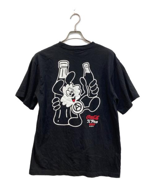 VERDY（ヴェルディ）verdy (ヴェルディ) Coca Cola (コカコーラ) s/sプリントTシャツ ブラック サイズ:Ｌの古着・服飾アイテム