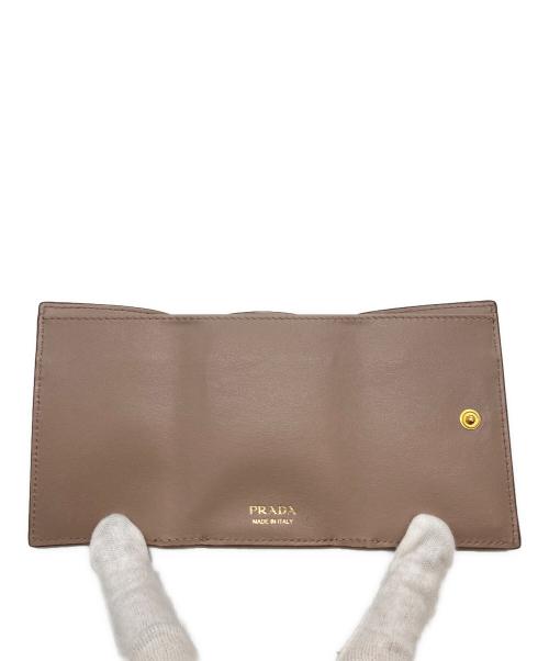 PRADA（プラダ）PRADA (プラダ) サフィアーノ 3つ折り 財布 ピンクベージュの古着・服飾アイテム