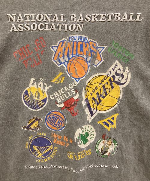 NBA（エヌビーエー）NBA (エヌビーエー) FREAK'S STORE (フリークスストア) ランダムチーム バックロゴ クルーネックTシャツ グレー サイズ:Lの古着・服飾アイテム