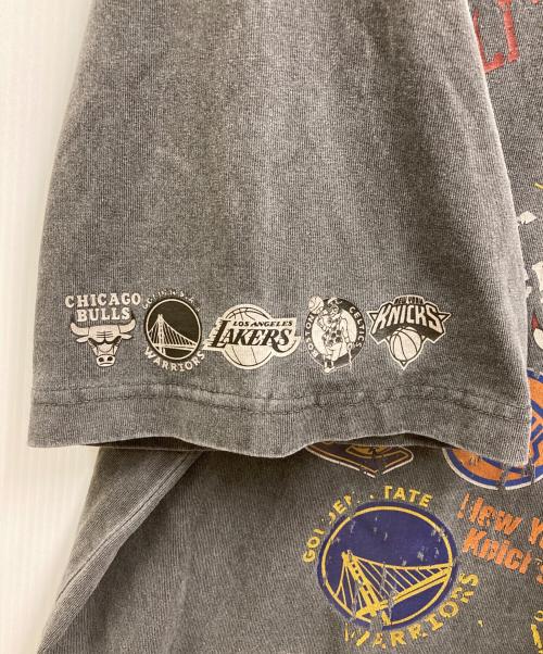 NBA（エヌビーエー）NBA (エヌビーエー) FREAK'S STORE (フリークスストア) ランダムチーム バックロゴ クルーネックTシャツ グレー サイズ:Lの古着・服飾アイテム