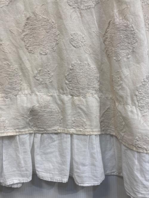 tumugu（ツムグ）tumugu (ツムグ) コットンリネンフラワーブラウス アイボリー サイズ:FREEの古着・服飾アイテム