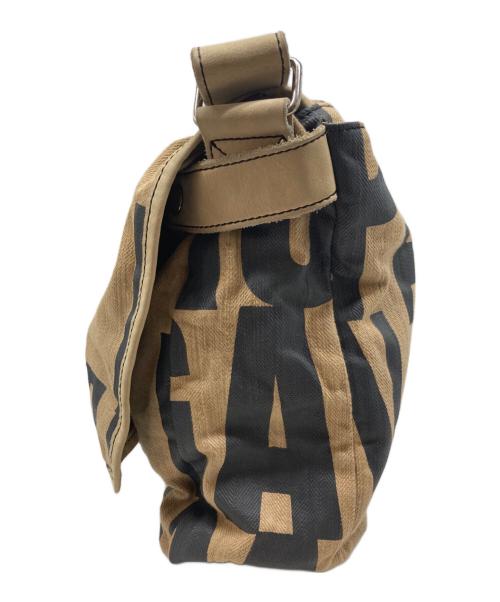 Vivienne Westwood（ヴィヴィアンウエストウッド）Vivienne Westwood (ヴィヴィアンウエストウッド) 英字ロゴパターン ポストマン ショルダーバッグ ベージュの古着・服飾アイテム