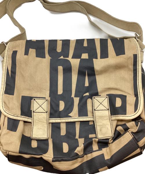 Vivienne Westwood（ヴィヴィアンウエストウッド）Vivienne Westwood (ヴィヴィアンウエストウッド) 英字ロゴパターン ポストマン ショルダーバッグ ベージュの古着・服飾アイテム