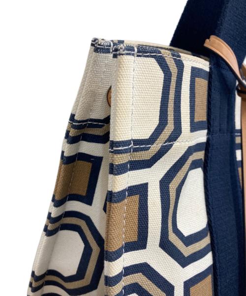 TORY BURCH（トリーバーチ）TORY BURCH (トリーバーチ) オクタゴン キャンバストートバッグ ホワイト×ネイビーの古着・服飾アイテム