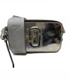 MARC JACOBSマークジェイコブス）の古着「スナップショット ショルダーバッグ」｜シルバー
