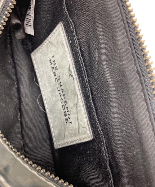 MARC JACOBS（マークジェイコブス）MARC JACOBS (マークジェイコブス) スナップショット ショルダーバッグ シルバーの古着・服飾アイテム
