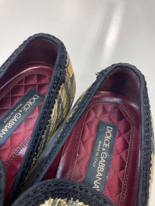 DOLCE & GABBANA（ドルチェ＆ガッバーナ）DOLCE & GABBANA (ドルチェ＆ガッバーナ) 総柄スリッポン ゴールド サイズ:8.5の古着・服飾アイテム