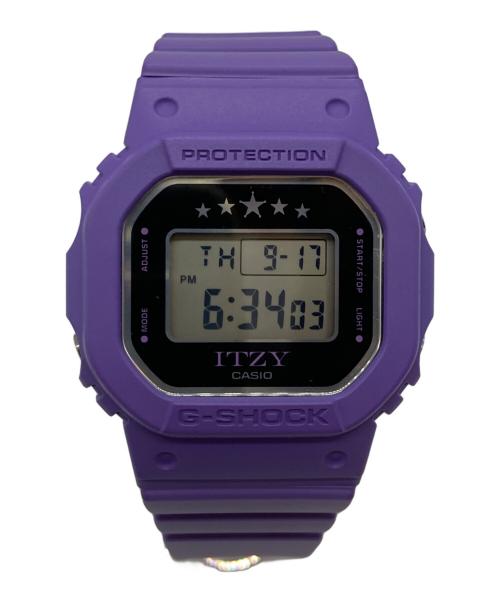 CASIO（カシオ）CASIO (カシオ) ITZY (イッチ) G-SHOCK ミッドサイズ ITZY コラボレーションモデル パープル×ブラックの古着・服飾アイテム