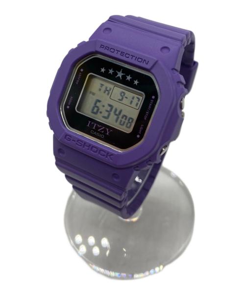 CASIO（カシオ）CASIO (カシオ) ITZY (イッチ) G-SHOCK ミッドサイズ ITZY コラボレーションモデル パープル×ブラックの古着・服飾アイテム