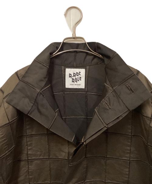 A-POC ABLE ISSEY MIYAKE（エイポック エイブル イッセイ ミヤケ）A-POC ABLE ISSEY MIYAKE (エイポック エイブル イッセイ ミヤケ) グリッドスチームストレッチスタンドカラーロングコート オリーブ サイズ:1の古着・服飾アイテム