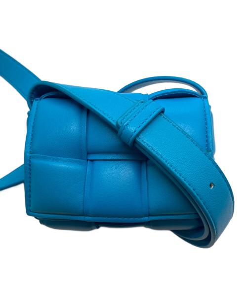 BOTTEGA VENETA（ボッテガベネタ）BOTTEGA VENETA (ボッテガベネタ) キャンディ パテッド カセット/マイクロミニバッグ ブルーの古着・服飾アイテム