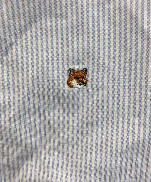 maison kitsune（メゾンキツネ）MAISON KITSUNE (メゾンキツネ) エンブロイダリーストライプシャツ ブルー×ホワイト サイズ:Sの古着・服飾アイテム