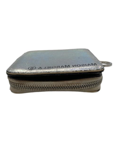 MM6 Maison Margiela（エムエムシックスメゾンマルジェラ）MM6 Maison Margiela (エムエムシックスメゾンマルジェラ) コンテンポラリーライン 2つ折り財布 シルバーの古着・服飾アイテム