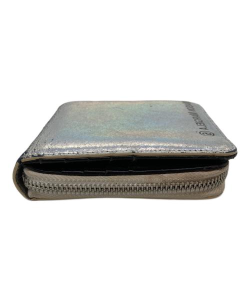 MM6 Maison Margiela（エムエムシックスメゾンマルジェラ）MM6 Maison Margiela (エムエムシックスメゾンマルジェラ) コンテンポラリーライン 2つ折り財布 シルバーの古着・服飾アイテム