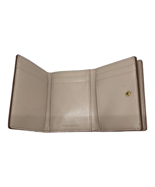MARC JACOBS（マークジェイコブス）MARC JACOBS (マークジェイコブス) ザ グラム ショット ミディアム トライフォールド三つ折り財布 モカの古着・服飾アイテム