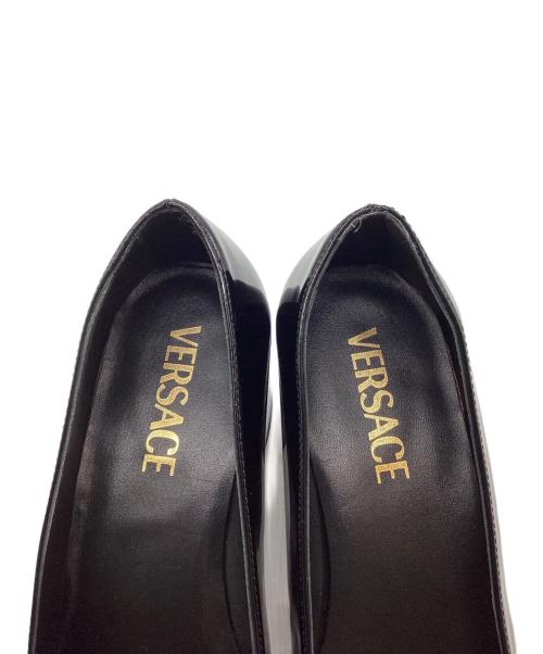 VERSACE（ヴェルサーチ）VERSACE (ヴェルサーチ) メデューサエナメルパンプス ブラック サイズ:36の古着・服飾アイテム