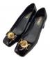 VERSACE（ヴェルサーチ）の古着「メデューサエナメルパンプス」｜ブラック