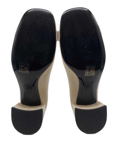 VERSACE（ヴェルサーチ）Versace (ヴェルサーチ) メデューサヒールパンプス ホワイト サイズ:36の古着・服飾アイテム
