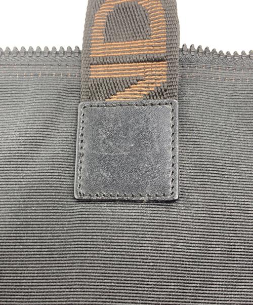FENDI（フェンディ）FENDI (フェンディ) ロゴライン ハンドバッグ ブラックの古着・服飾アイテム