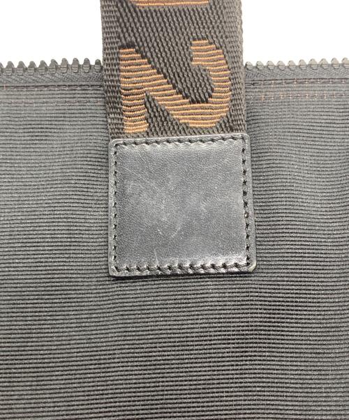 FENDI（フェンディ）FENDI (フェンディ) ロゴライン ハンドバッグ ブラックの古着・服飾アイテム