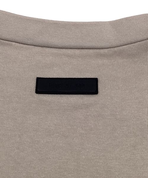 FOG ESSENTIALS（フィアオブゴッド エッセンシャル）FOG ESSENTIALS (フィアオブゴッド エッセンシャル) FRONT LOGO SS TEE ベージュ サイズ:Mの古着・服飾アイテム