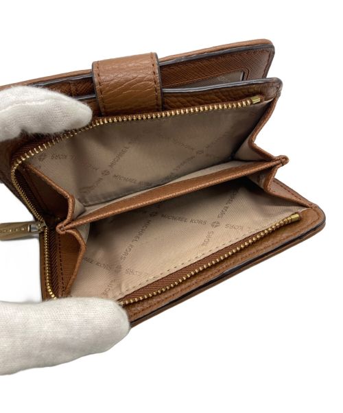 MICHAEL KORS（マイケル・コース）MICHAEL KORS (マイケルコース) 2つ折り財布 ベージュの古着・服飾アイテム