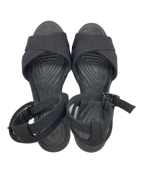 crocs（クロックス）crocs (クロックス) レイ2クロスストラップアンクルウェッジソールサンダル ブラック サイズ:22の古着・服飾アイテム