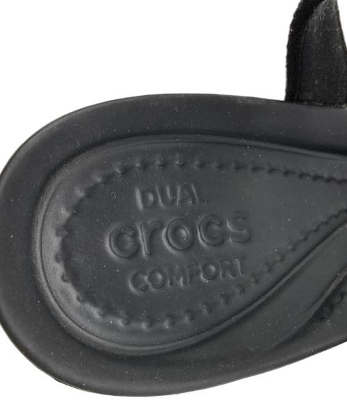 crocs（クロックス）crocs (クロックス) レイ2クロスストラップアンクルウェッジソールサンダル ブラック サイズ:22の古着・服飾アイテム