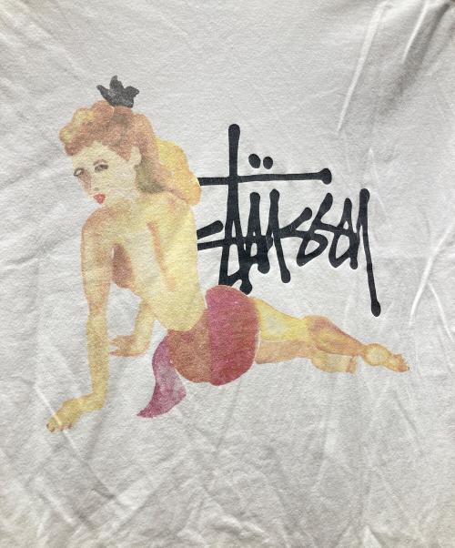 stussy（ステューシー）stussy (ステューシー) ロゴ ガールバックプリントTシャツ ホワイト サイズ:Lの古着・服飾アイテム