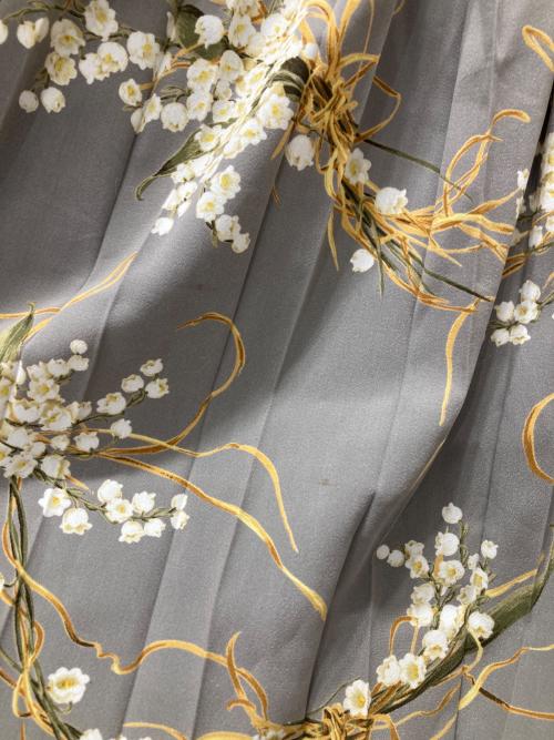 INGEBORG（インゲボルグ）INGEBORG (インゲボルグ) フラワー×リボン プリーツラップスカート グレー サイズ:記載無しの古着・服飾アイテム