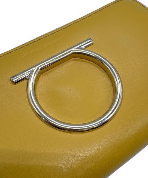 Salvatore Ferragamo（サルヴァトーレ フェラガモ）Salvatore Ferragamo (サルヴァトーレ フェラガモ) ガンチーニラウンド長財布 イエローの古着・服飾アイテム