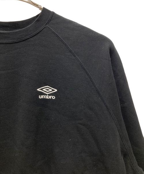 PUBLUX（パブリュクス）PUBLUX (パブリュクス) UMBRO (アンブロ) 別注ワンポイントロコ刺繍ラグランスウェット ブラック サイズ:Lの古着・服飾アイテム