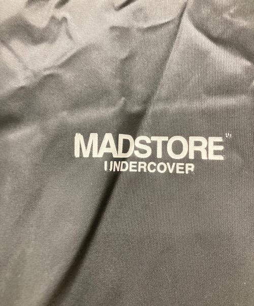 UNDERCOVER（アンダーカバー）UNDERCOVER (アンダーカバー) MAD STORE バックプリントコーチジャケット ブラック サイズ:Lの古着・服飾アイテム