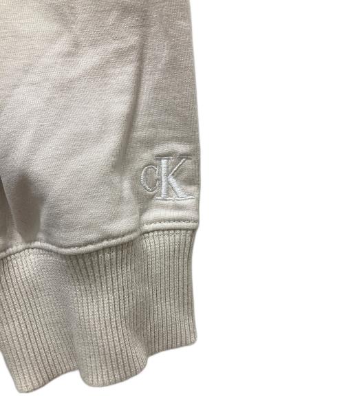 Calvin Klein Jeans（カルバンクラインジーンズ）Calvin Klein Jeans (カルバンクラインジーンズ) プルオーバーパーカー ベージュ サイズ:Mの古着・服飾アイテム