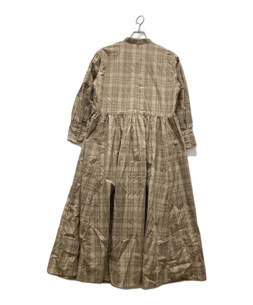 universal tissu（ユニバーサルティシュ）UNIVERSAL TISSU (ユニバーサルティシュ) バンドカラーギャザーワンピース ブラウン サイズ:-の古着・服飾アイテム
