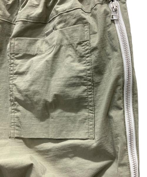 NIKE（ナイキ）NIKE (ナイキ) ナイロンパンツ カーキ サイズ:Lの古着・服飾アイテム