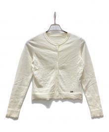 FOXEY（フォクシー）の古着「ロゴプレート ニットカーディガン」｜アイボリー