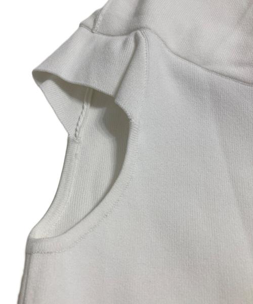 TO BE CHIC（トゥービーシック）TO BE CHIC (トゥービーシック) フリルデザイン ノースリーブニット ホワイト サイズ:40の古着・服飾アイテム